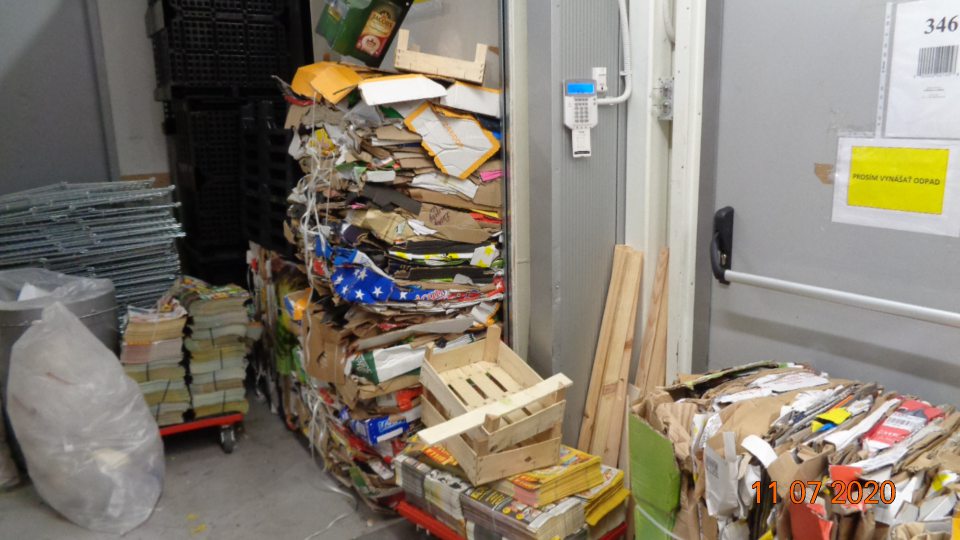 Veľká časť skladu v časti príjmu tovaru založená vratnými a nevratnými obalmi : plastové prepravky, zlisované kartóny, palety, drevené bedničky, plastové podložky, vrecia s komunálnym odpadom.