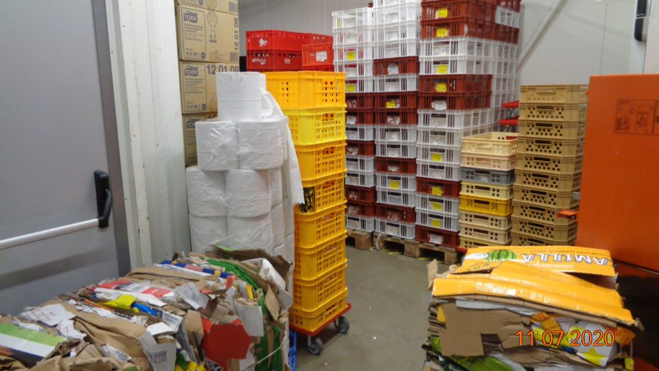 Veľká časť skladu v časti príjmu tovaru založená vratnými a nevratnými obalmi : plastové prepravky, zlisované kartóny, palety, drevené bedničky, plastové podložky, vrecia s komunálnym odpadom.