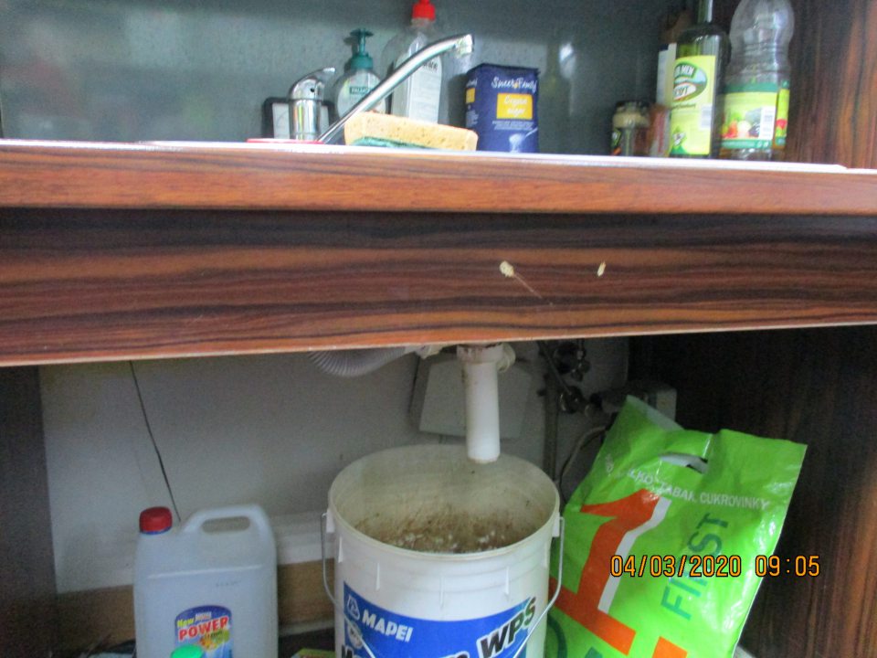 	Odpad z umývadla nezvedený do kanalizácie.