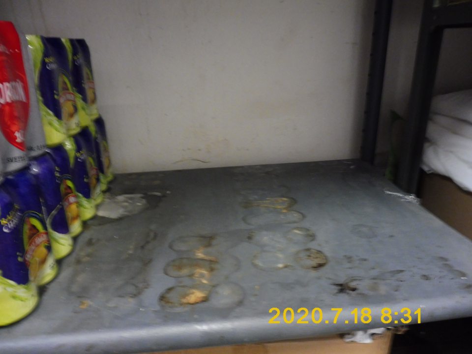  Znečistená spodná polica v regály. 