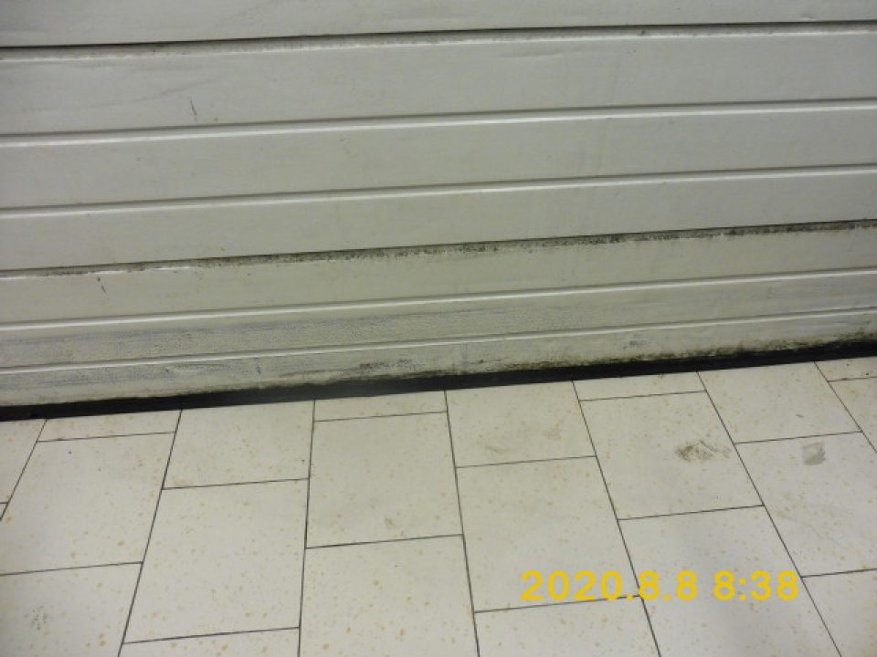 Znečistené rolovacie dvere v chladiacom boxe.