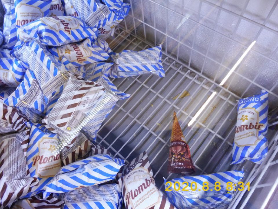 Znečistené dna mraziacich zariadení.