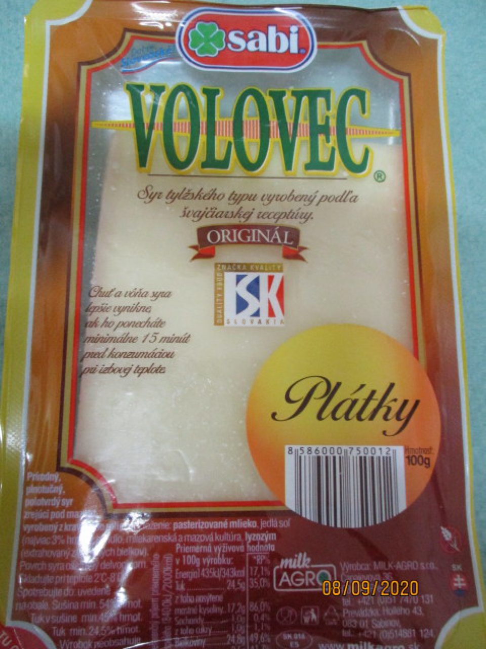 V chladiacej vitríne na predajni ponúkaný na predaj syr VOLOVEC po dátume spotreby.