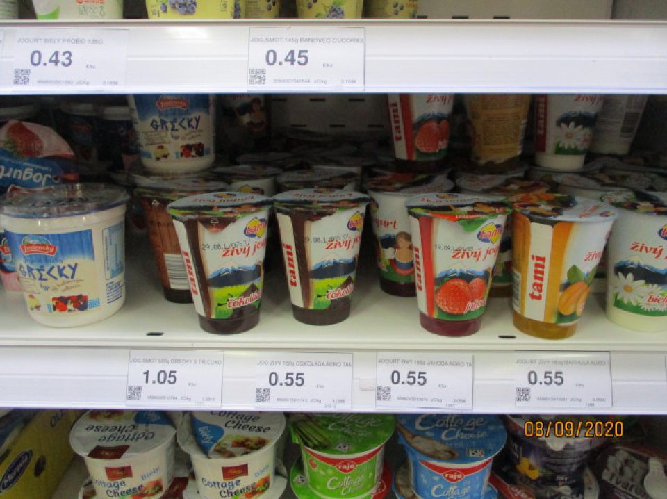 V chladiacej vitríne na predajni ponúkaný na predaj mliečny výrobok "živý jogurt po dátume spotreby
