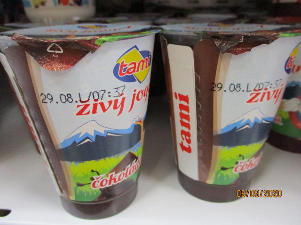 Mliečny výrobok po dátume spotreby v chladiacej vitríne na predajni.