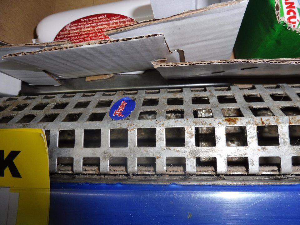 V chladiacej vitríne znečistený priestor pod mriežkou.