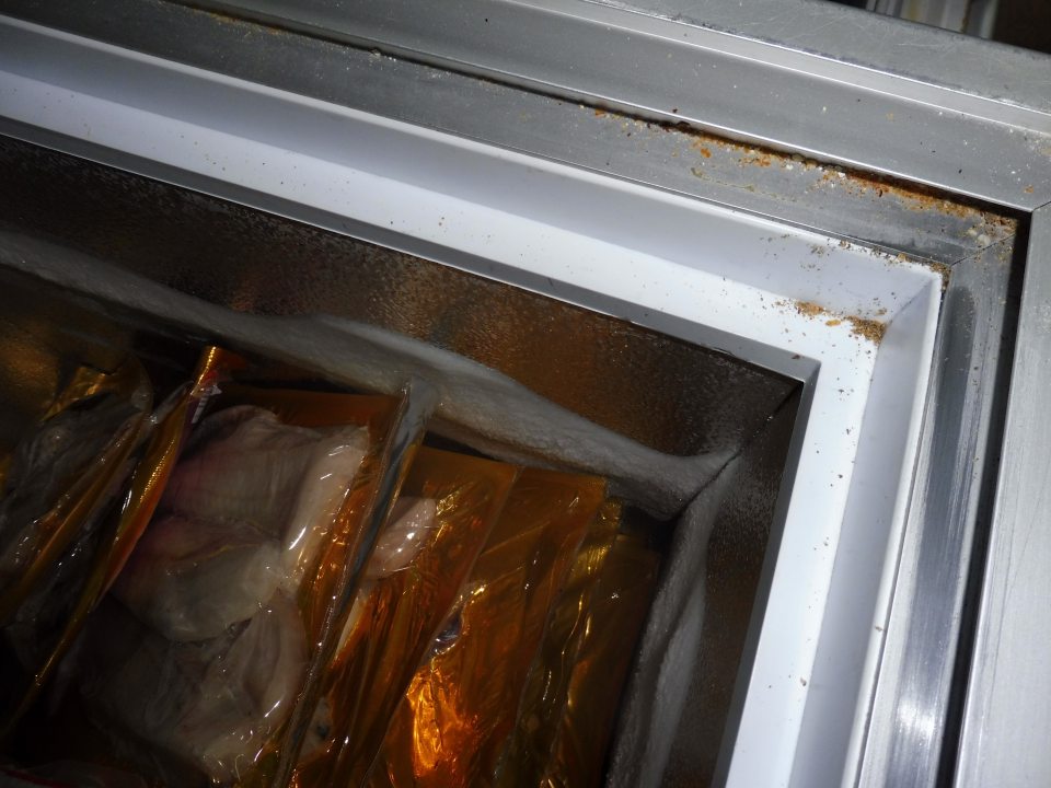 Znečistené lišty v mraziacom zariadení na predajnej ploche.