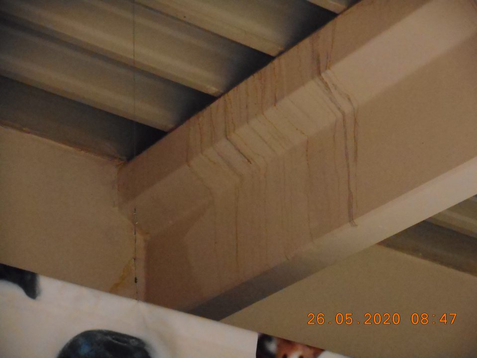 Zatečená strešná konštrukcia a steny na predajnej ploche.