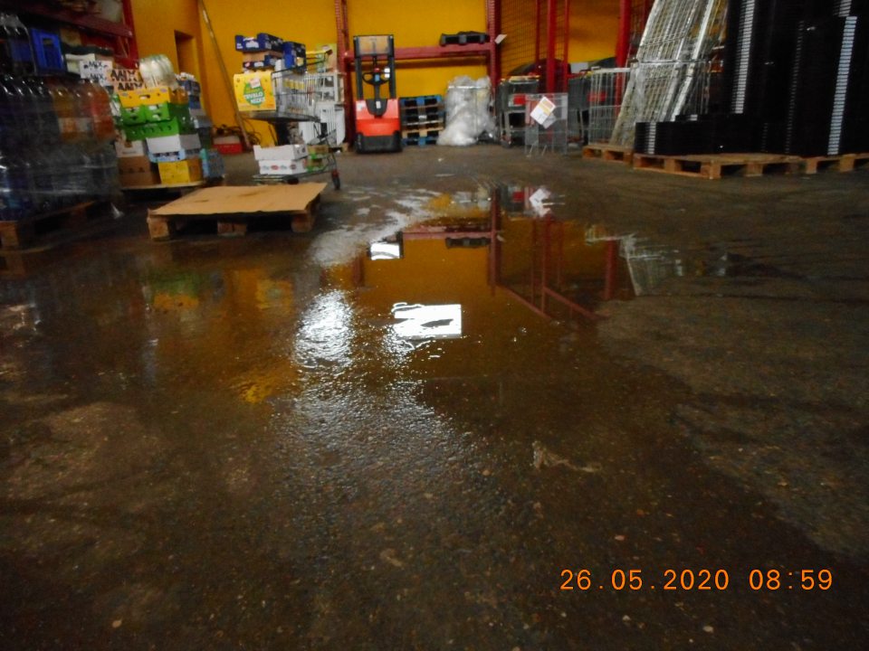 Kaluže vody v skladovej časti - rampa