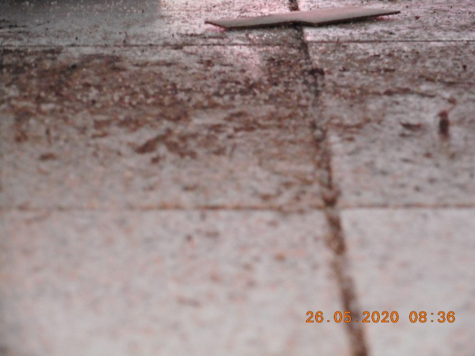 Znečistená podlaha.