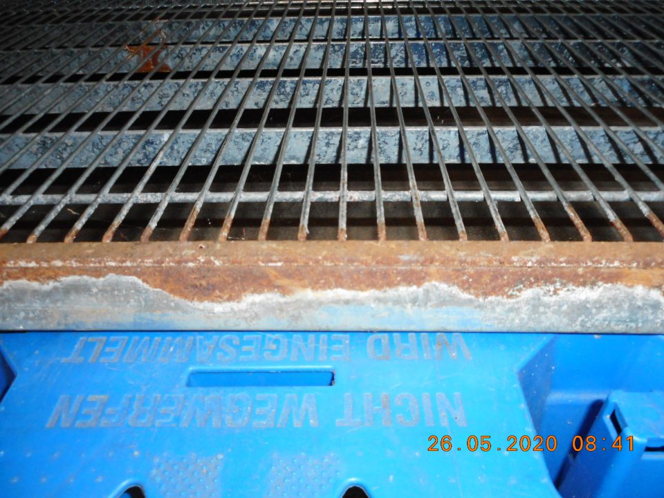 Hrdzavý regál v sklade alkoholu.