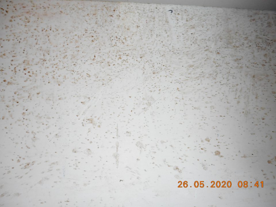 Znečistená stena v sklade.