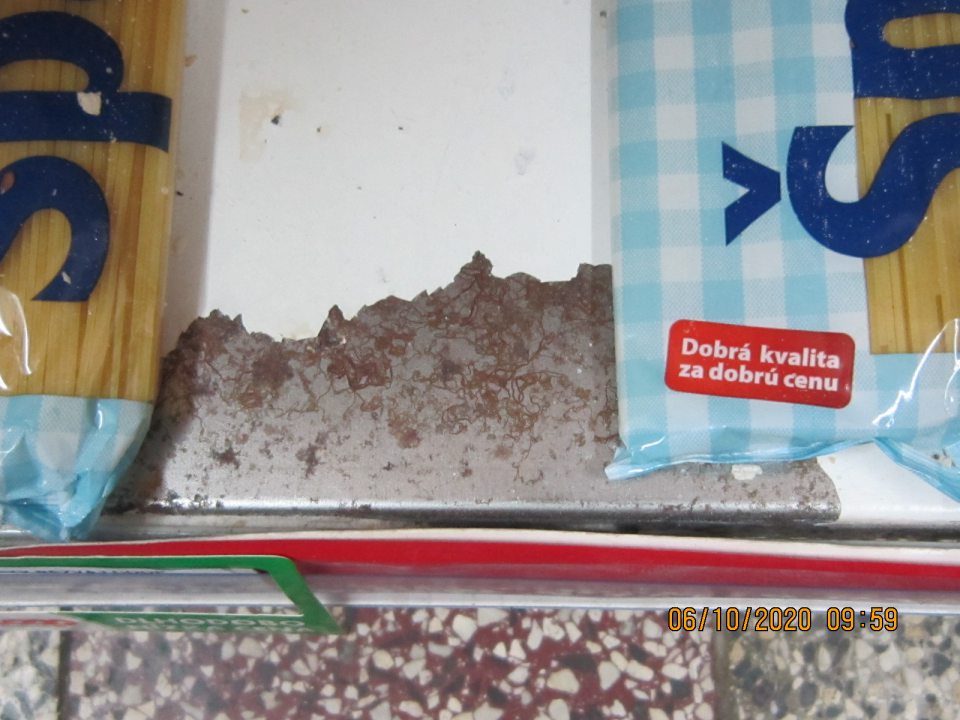 Regále s poškodením náterom a začínajúcou hrdzou.