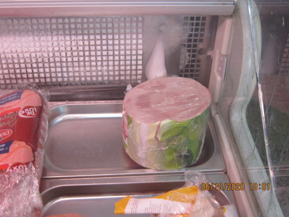 Námraza v chladiacej vitríne na pultový predaj mäsových výrobkov.