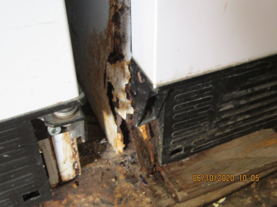 Zhrdzavené chladiace vitríny v skladových priestoroch.