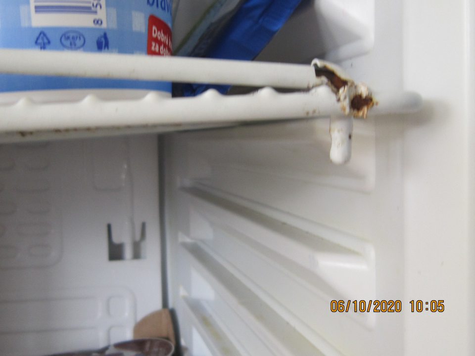 Zhrdzavené chladiace vitríny v skladových priestoroch