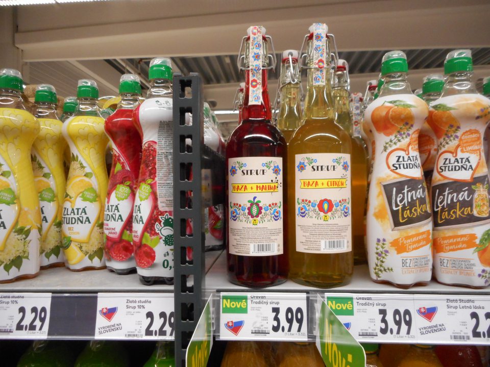 sirup ponúkaný na predaj klamlivým spôsobom na cenovkách