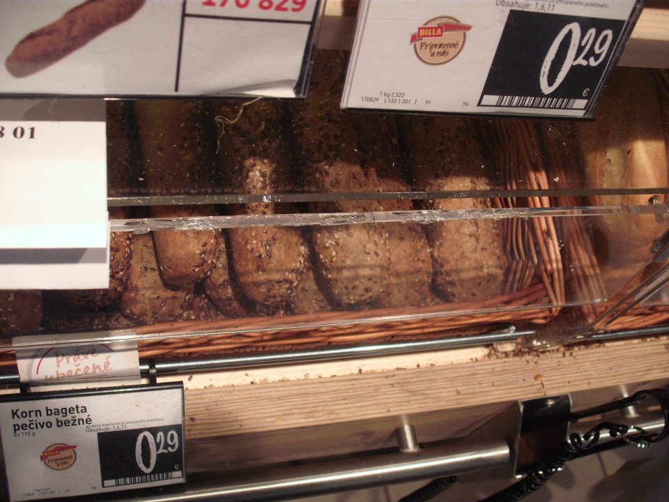 poškodené kryty nebalených pekárenských výrobkov