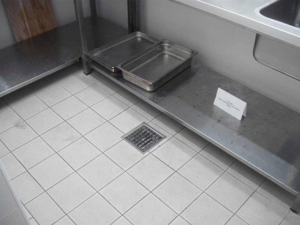 znečistená úložná plocha stola