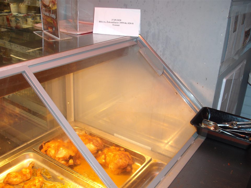 znečistená stena nad vitrínou na hotové jedlá