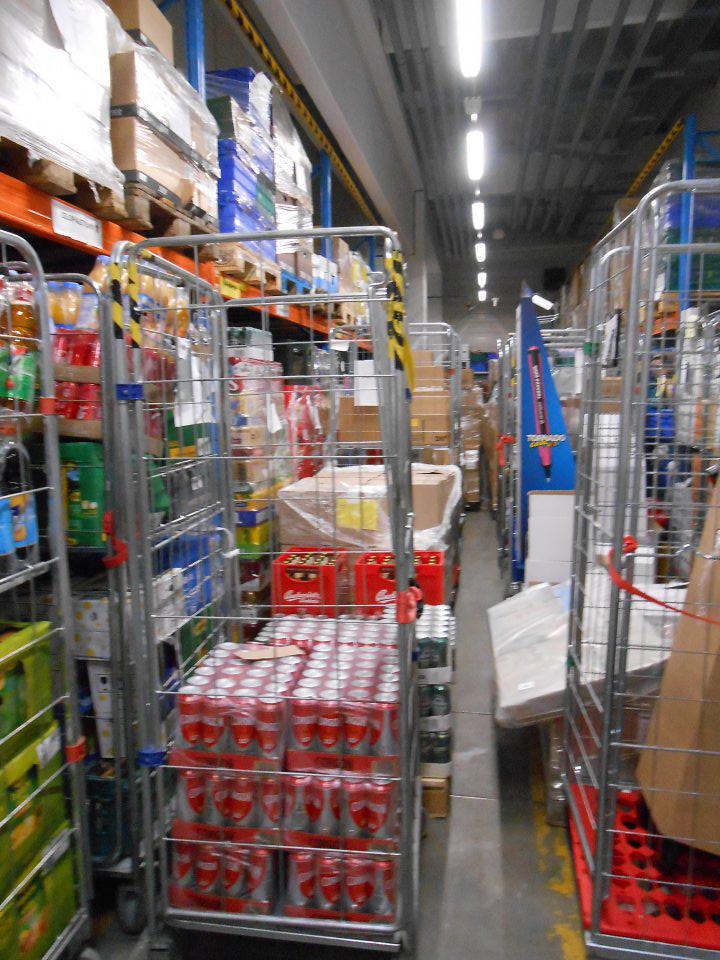 Kovové klietky so spotrebným tovarom uložené neprehľadne, spôsobom, ktorý neumožnil bezpečnú kontrolu potravín skladovaných na regáloch za nimi.