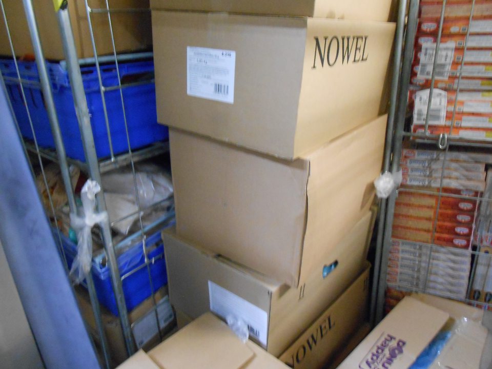 V mraziacom boxe slúžiacom na skladovanie hlbokozmrazených polotovarov rastlinného pôvodu spoločne skladované nezlučiteľne druhy výrobkov (hlbokozmrazené rybacie filety).