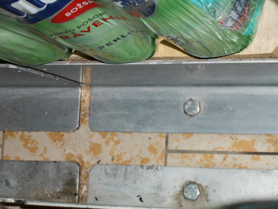 Na predajnej ploche zistený výskyt trusu hlodavcov.