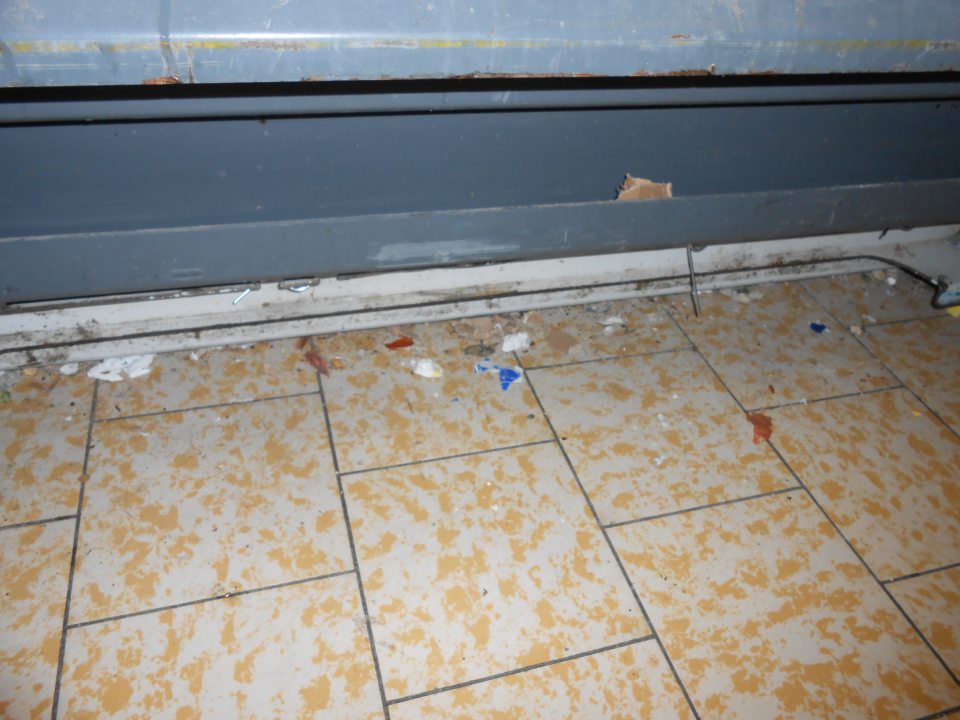 V skladovacom priestore podlaha na ťažšie čistiteľných miestach znečistená mechanickými nečistotami a prachom.