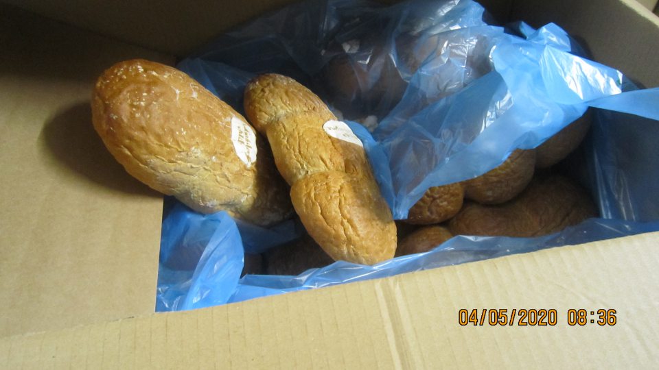 Hlbokozmrazené pekárske polotovary určené na dopekanie nechránené pred kontamináciou z vonkajšieho prostredia.