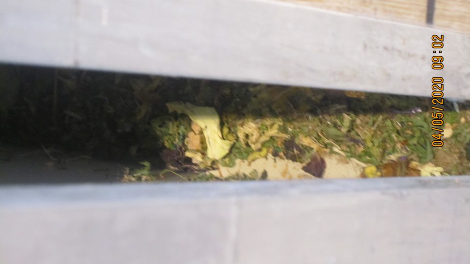 Podlaha medzi regálmi znečistená zvyškami predávaného tovaru.