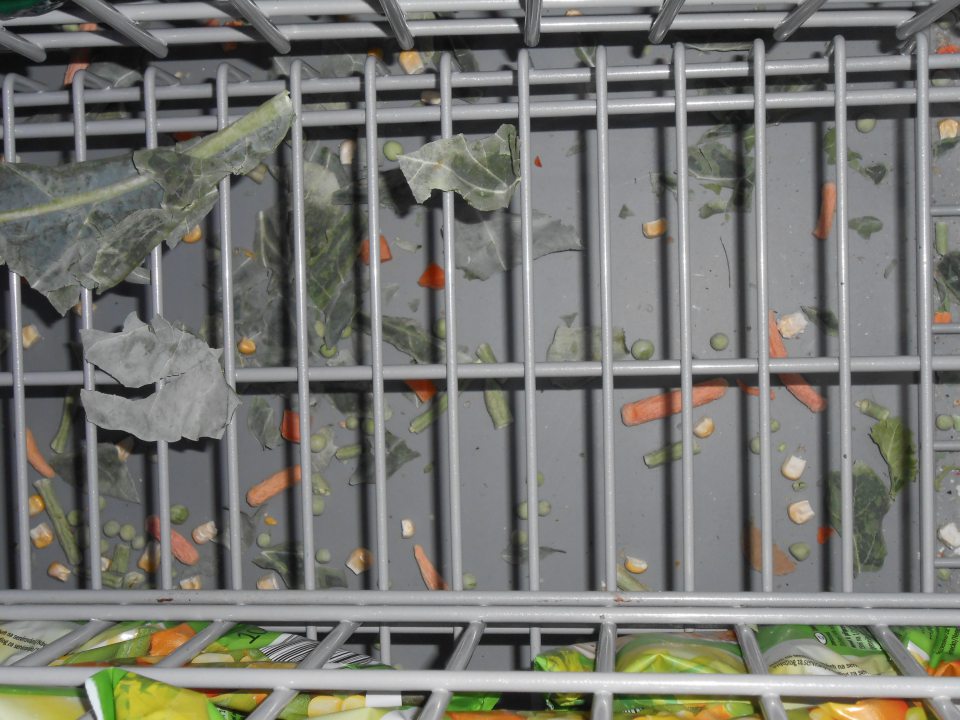 Spodná úložná plocha mraziaceho zariadenia silne znečistená.