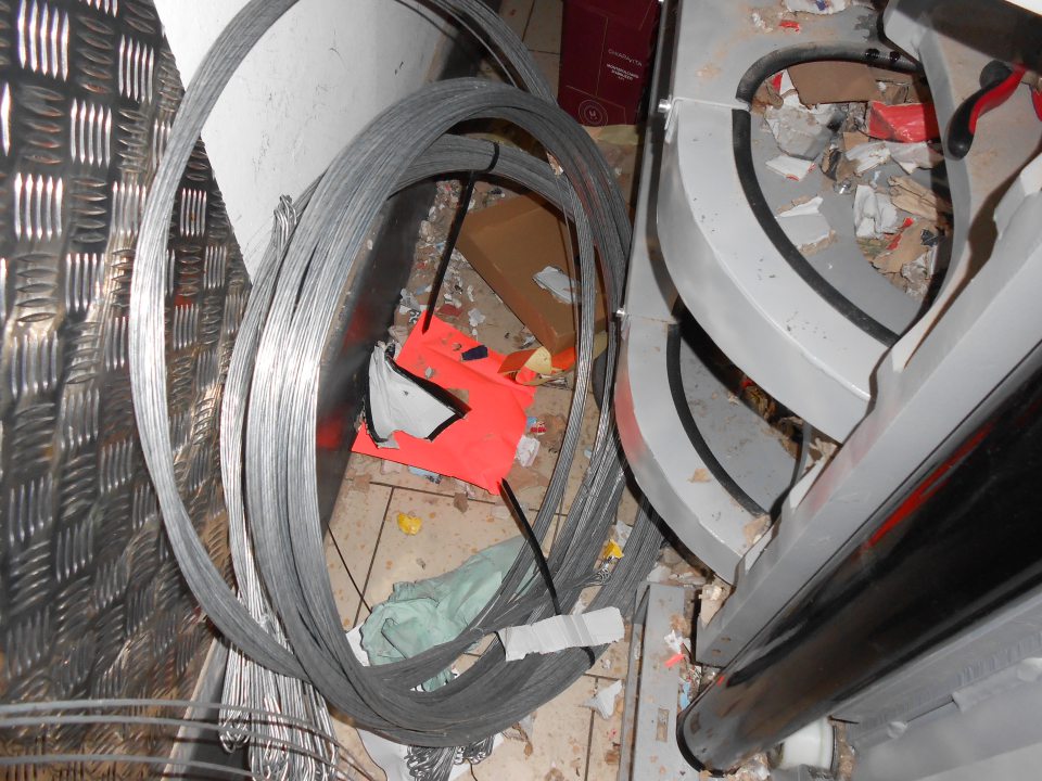 Podlaha okolo lisu silne znečistená.