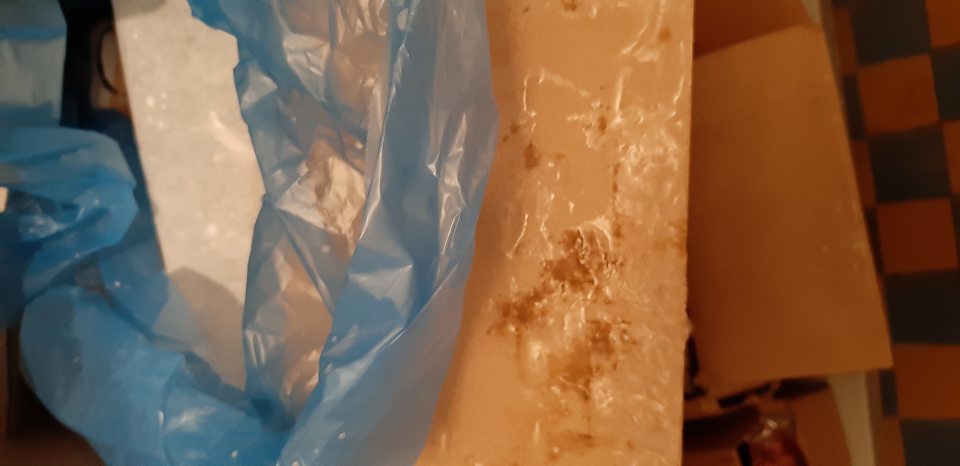 V mraziacom boxe výskyt kondenzátu na strope a jeho odkvapkávanie na otvorené kartónové obaly s mrazenými pekárenskými výrobkami určenými na dopekanie.