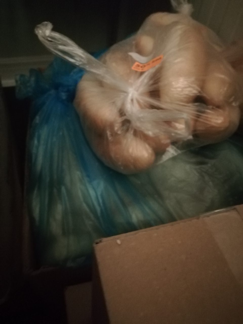 Pečivo v mraziacom boxe pôvodne predávané ako čerstvé.