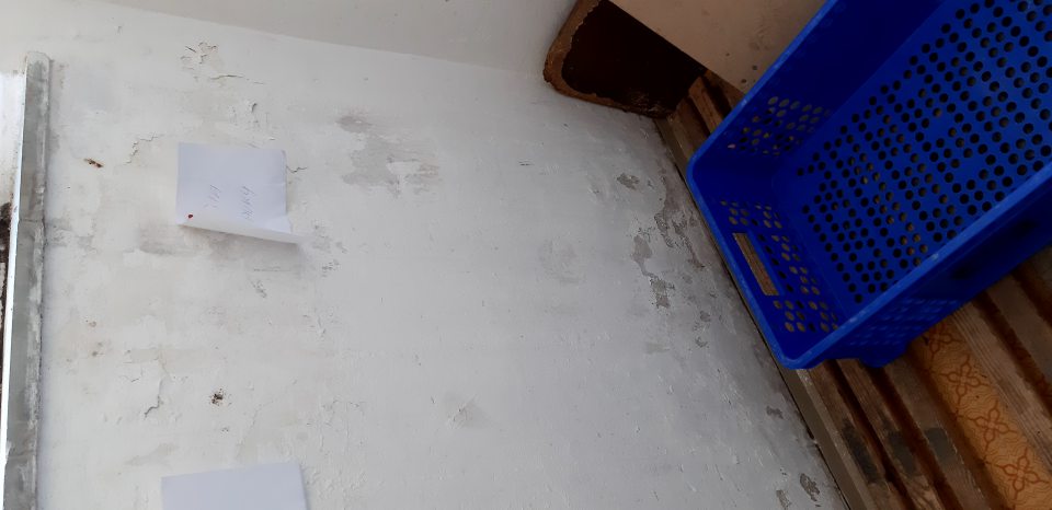 V priestoroch skladu prepraviek porušená celistvosť steny.