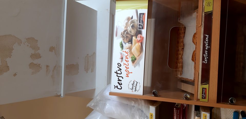 Nad pekárenskými výrobkami znečistený povrch stropu, popraskaná, uvoľňujúca sa omietka - možnosť kontaminácie nebalených potravín
