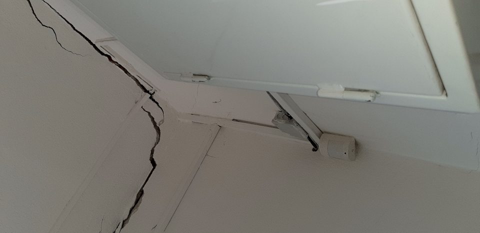 V sklade poškodená stena.