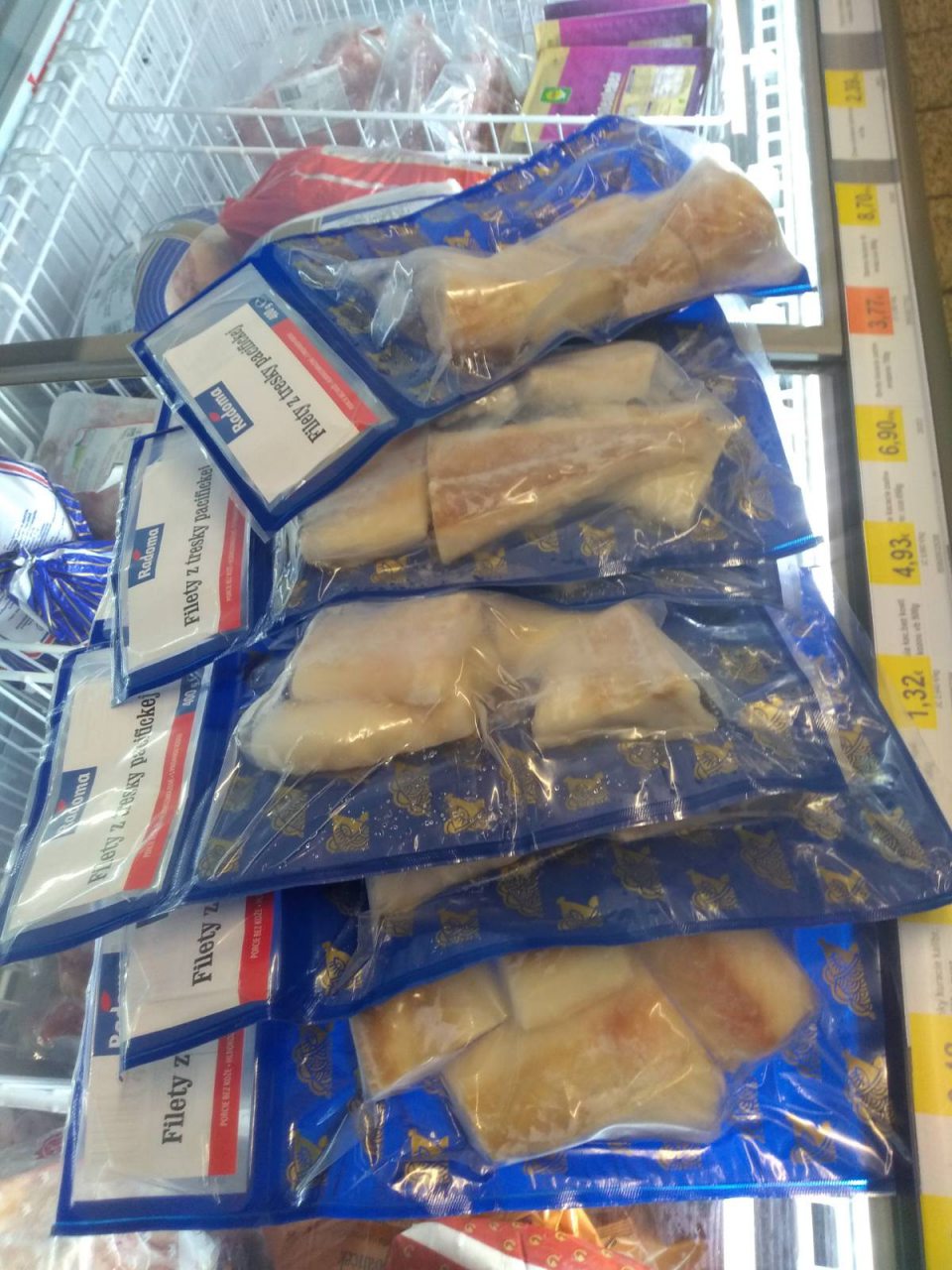Na predaj ponúkané mrazené ryby s porušeným vákuovým obalom.
