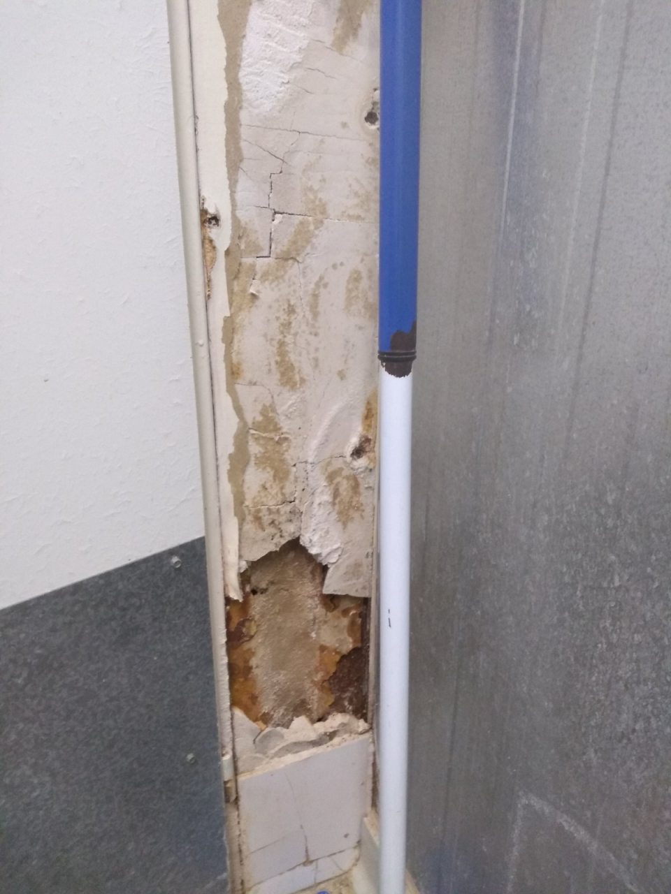 V šatni rozrábky mäsa poškodený povrch steny za dverami.