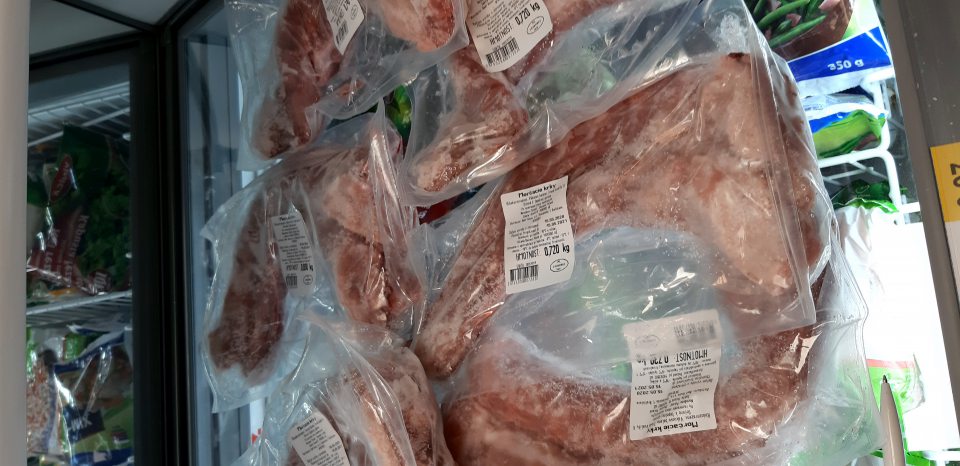 Na predaj ponúkaných 1 druhov mrazených výrobkov s porušeným vákuovým obalom o hmotnosti 4,43 kg/ cena 12,27 €.