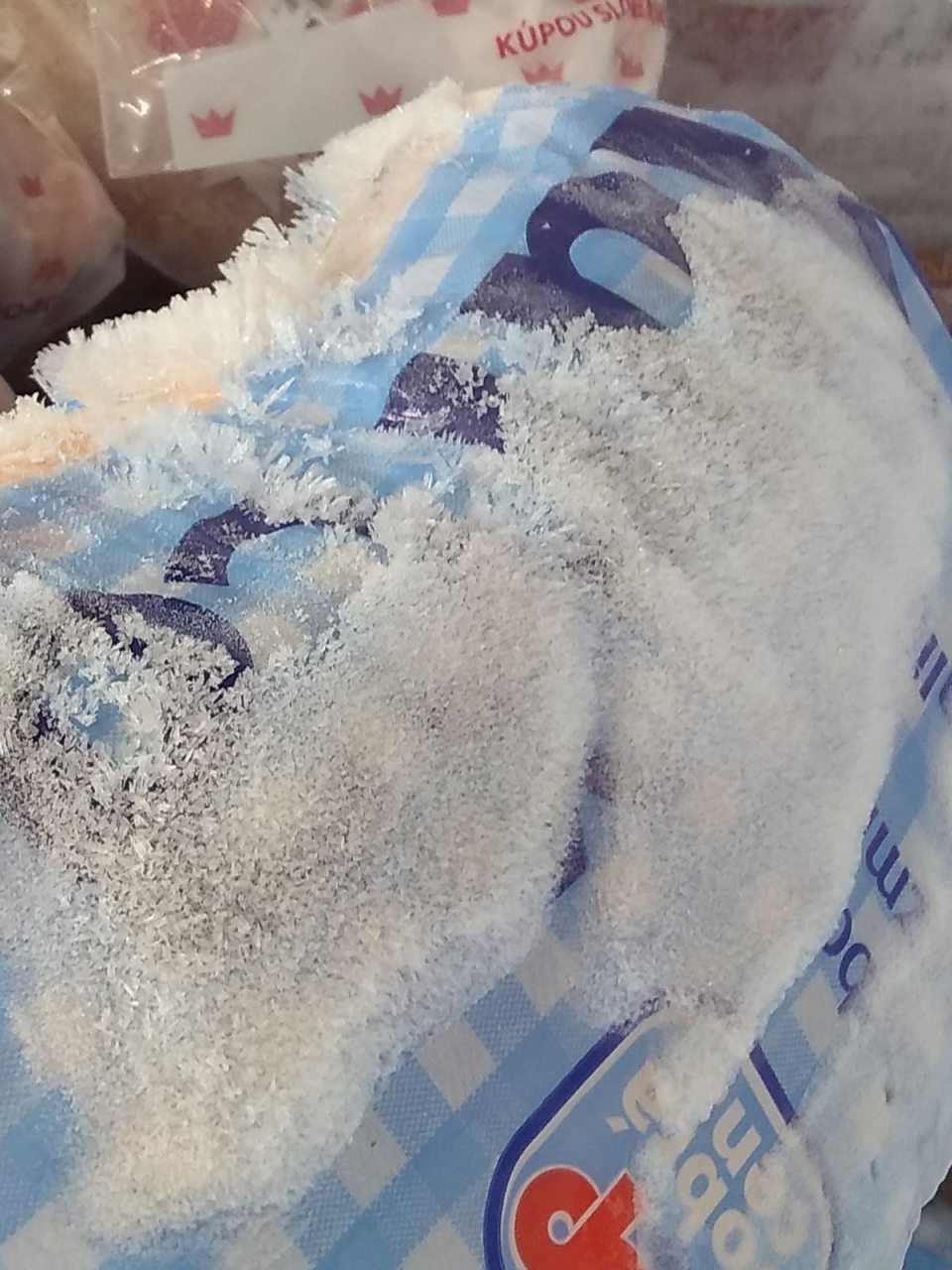 V mraziacich vitrínach námraza na uložených potravinách.