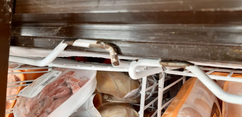 V mraziacich vitrínach s mrazenou hydinou poškodený povrch úložných košov s výskytom korózie.