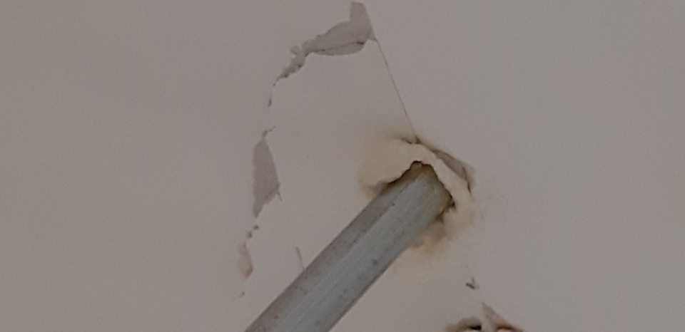 V predajnej časti porušená celistvosť stien.