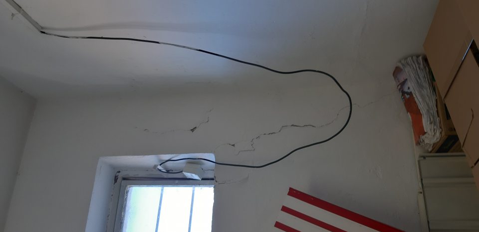 V priestore s výkupom fliaš porušená celistvosť stien a stropu.