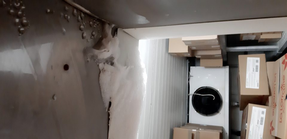 V mraziacom boxe námraza.