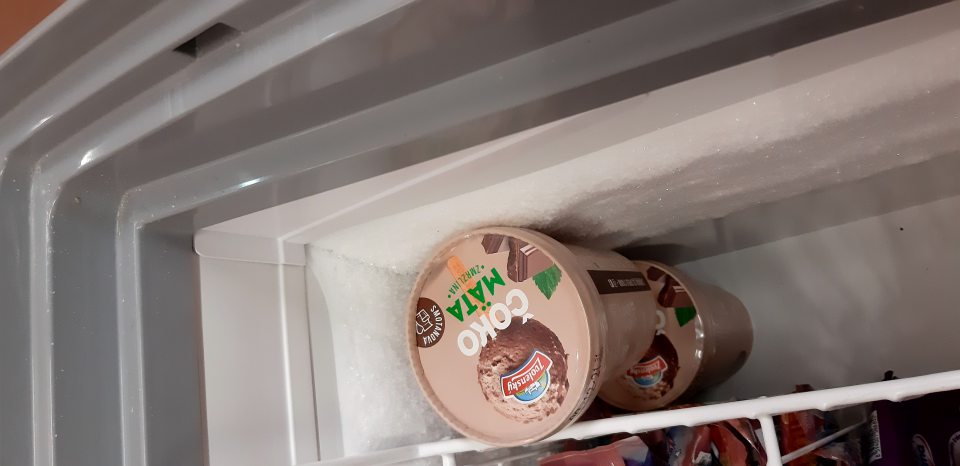 V mraziacich vitrínach značná námraza.