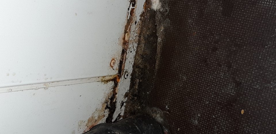 V chladiacom boxe v sklade pred vstupom do mraziaceho boxu v dolnej časti po obidvoch stranách dvier výskyt korózie.