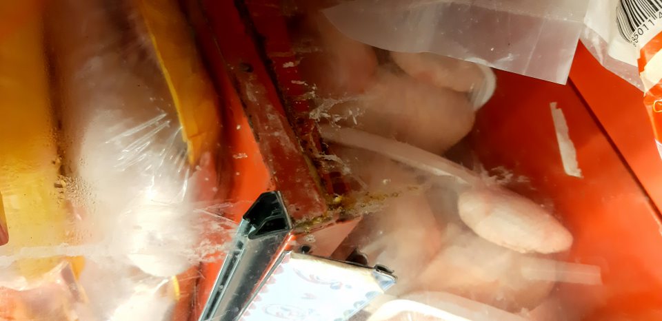 V chladiacej vitríne s uskladneným hydinovým mäsom znečistené, zatečené prepážky oddeľujúce jednotlivé časti s výskytom plesne.
