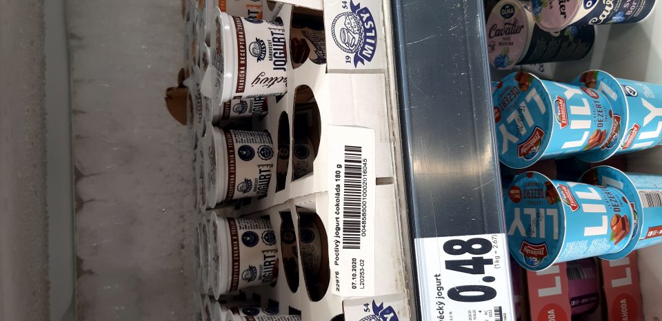 V chladiacich vitrínach s uloženými jogurtami značná námraza na zadnej stene chladiacej vitríny a na regáloch, stekajúci kondenzát na jogurty.