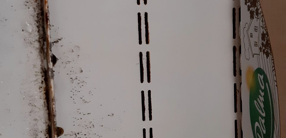 V chladiacich vitrínach s uskladnenými rastlinnými nátierkami znečistené zadné steny, stropy so značným výskytom plesne.